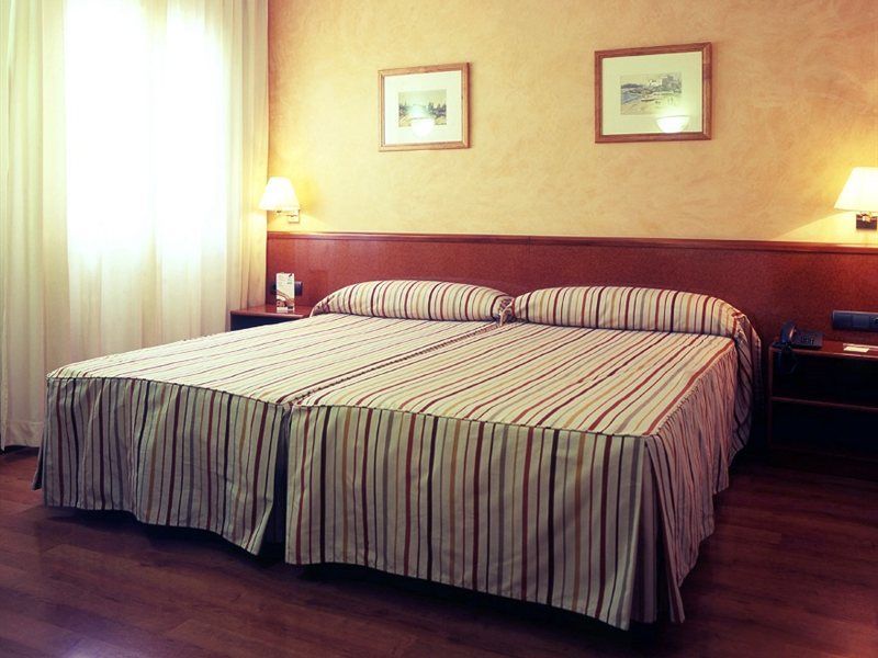Catalonia Castellnou Hotel Barcelona Eksteriør billede